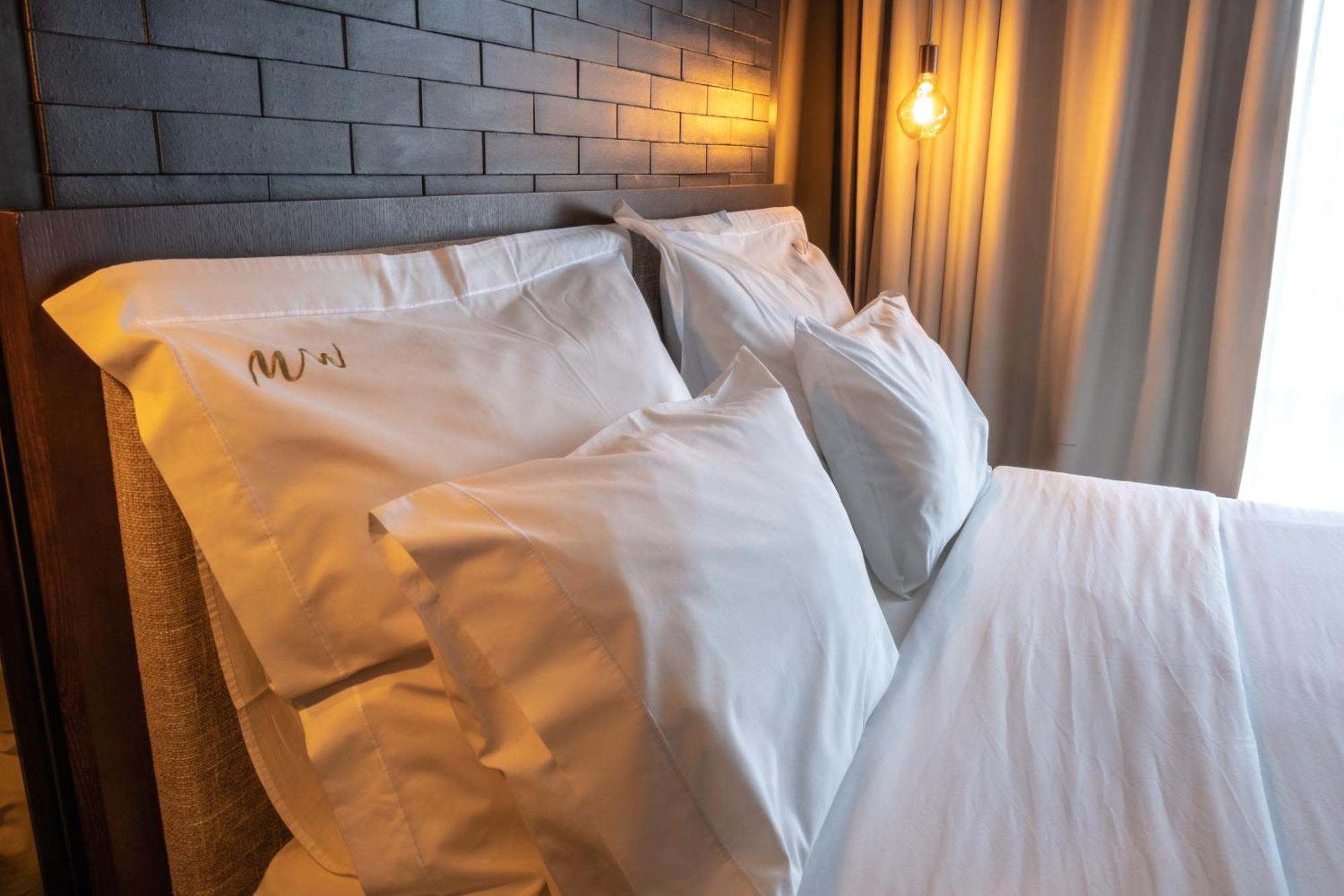 Mw Douro Wine & Spa Santa Marta de Penaguião Exteriör bild A bed with white sheets