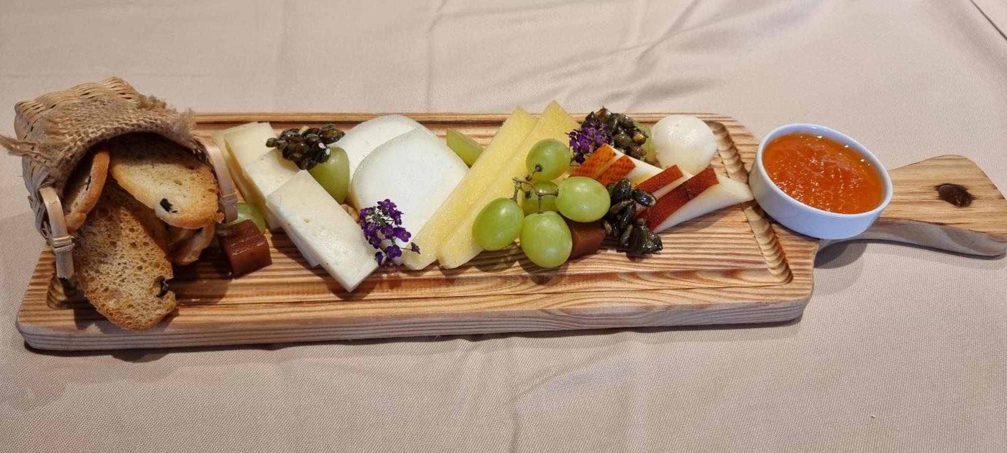 Mw Douro Wine & Spa Santa Marta de Penaguião Exteriör bild Cheese platter
